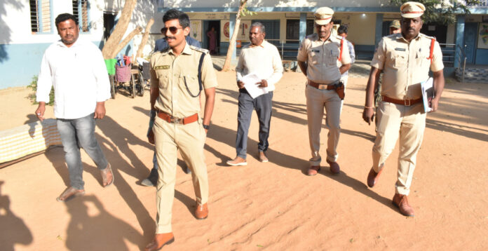 రెండో విడత పోలింగ్ కేంద్రాలను పరిశీలించిన సీపీ