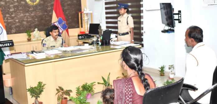 ప్రజావాణి ఫిర్యాదులను స్వీకరించిన సీపీ