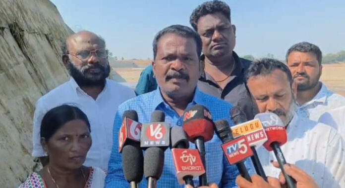 ఆశాస్త్రియ నిర్మాణంతోనే చెక్ డ్యామ్ లు ముక్కలు