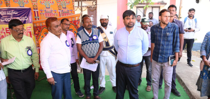 ఎన్నికల సామాగ్రి పంపిణీ కేంద్రాన్ని తనిఖీ చేసిన కలెక్టర్