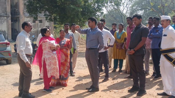 ఎన్నికల సామాగ్రి పంపిణీ కేంద్రాన్ని తనిఖీ చేసిన కలెక్టర్