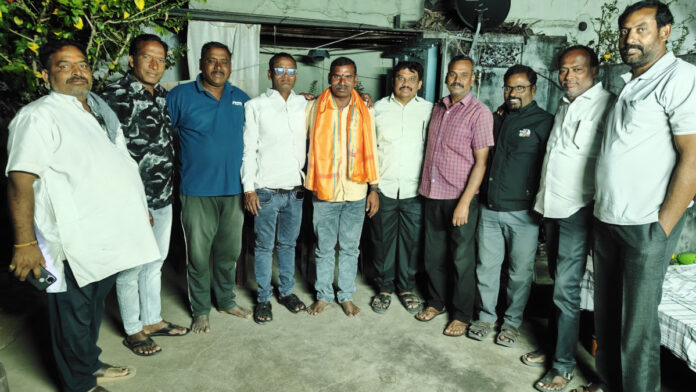 సర్పంచ్ గా గెలుపొందిన స్నేహితునికి అభినందన