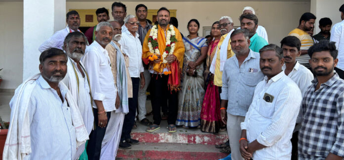 ఎమ్మెల్యేను సన్మానించిన దన్నూర్ సర్పంచ్, ఉప సర్పంచ్