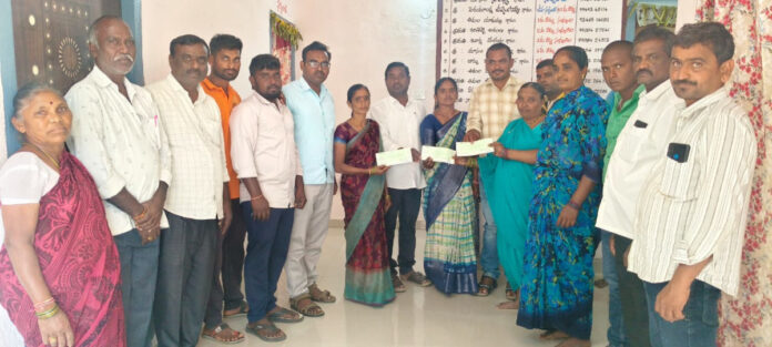 కల్యాణ లక్ష్మి చెక్కులు పంపిణీ