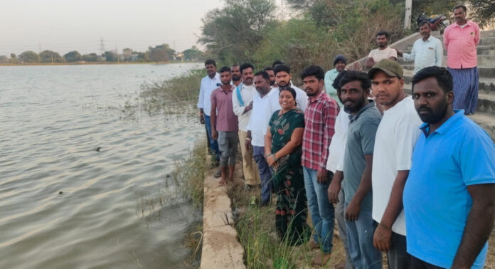 మత్స్యకారుల అభివృద్ధి లక్ష్యంగా చేప పిల్లల పంపిణీ
