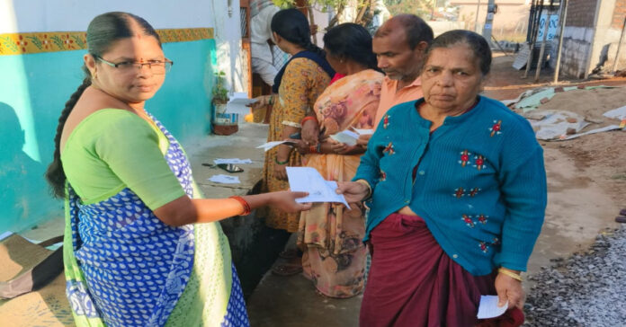 గ్రామాలలో ఓటర్ స్లిప్పుల పంపిణీ..