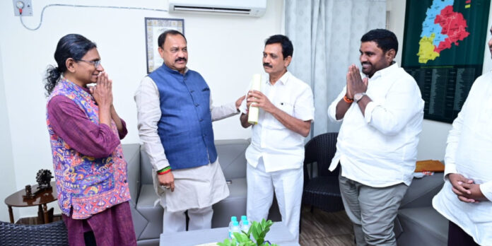 మీనాక్షి నటరాజన్ ను కలిసిన నాయకులు