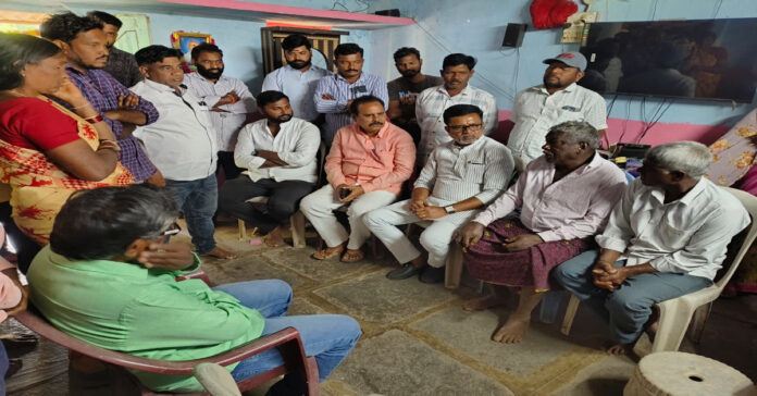 ఆధైర్యపడొద్దు.. అండగా ఉంటాం: మాజీ ఎమ్మెల్యే పుట్ట