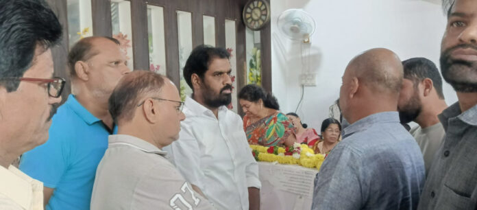 అంత్యక్రియల్లో పాల్గొన్న ఈఆర్ ఫౌండేషన్ చైర్మన్