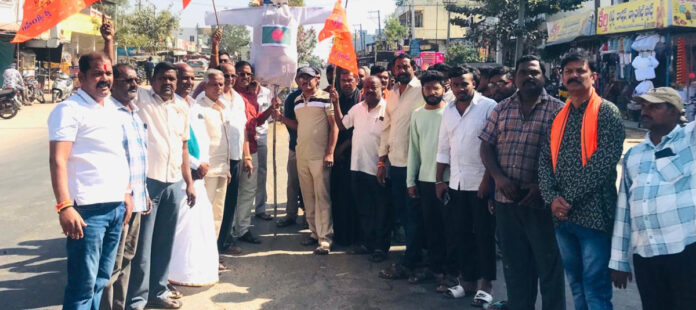 దాడులను నిరసిస్తూ దిష్టిబొమ్మ దహనం