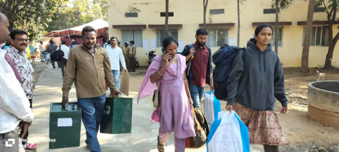 పోలింగ్ స్టేషన్లకు తరలిన ఎన్నికల సిబ్బంది