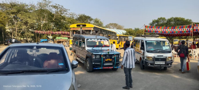 ఎన్నికల సామగ్రితో గ్రామాలకు తరలిన ఎన్నికల సిబ్బంది