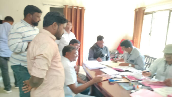 పోస్టర్ బ్యాలెట్ ను వినియోగించుకున్న ఉద్యోగులు