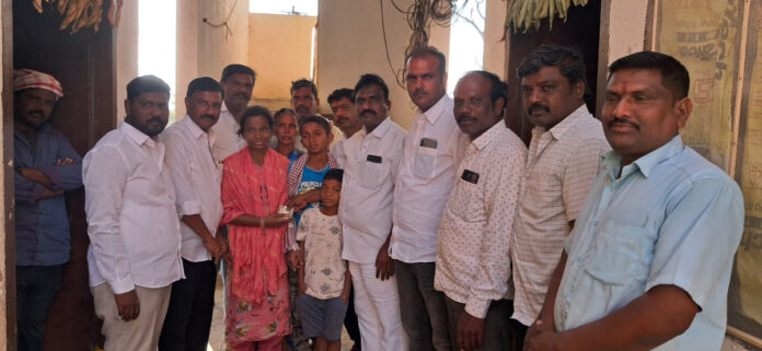 బాధిత కుటుంబానికి ఆర్థిక సహాయం