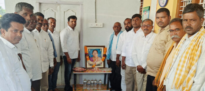 బాధిత కుటుంబాలను పరామర్శించిన మాజీ ఎమ్మెల్యే గాదరి