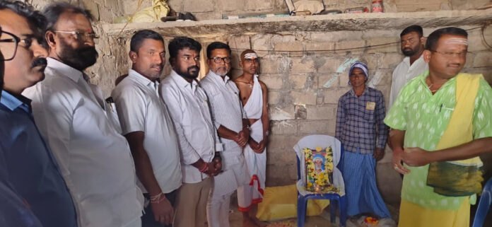 Former MLA Putta visits the families of the victims