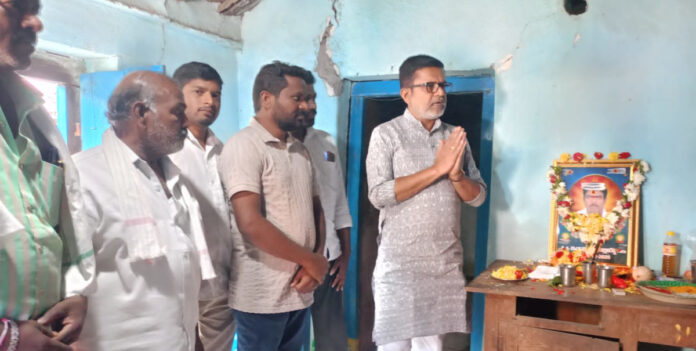 బాధిత కుటుంబాలకు మాజీ ఎమ్మెల్యే పుట్ట పరామర్శ