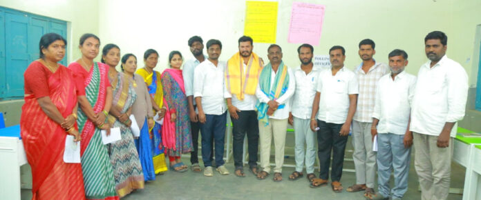 నూతన సర్పంచిని సన్మానించిన మాజీ సర్పంచ్