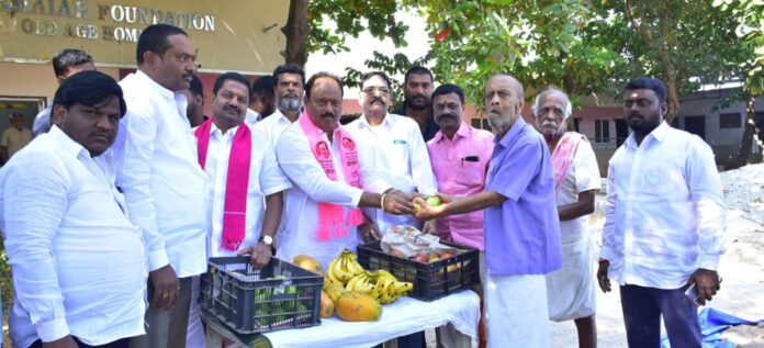 వృద్ధాశ్రమంలో పండ్ల పంపిణీ..