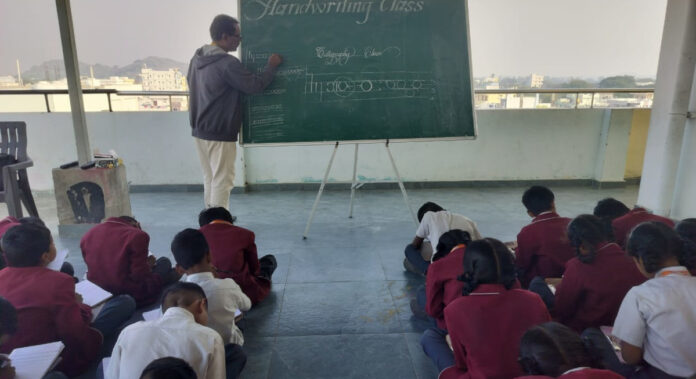 ఆక్స్ ఫర్డ్ పాఠశాలలో చేతిరాత శిక్షణా శిబిరం