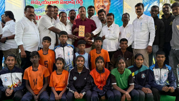తిమ్మయ్యగారి సుభాష్ రెడ్డిని కలిసిన హాకీ క్రీడాకారులు