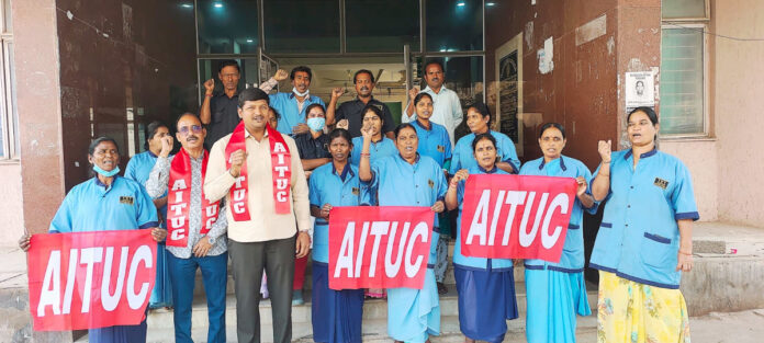 హాస్పిటల్ కార్మికులకు రూ. 26 వేల వేతనం ఇవ్వాలి