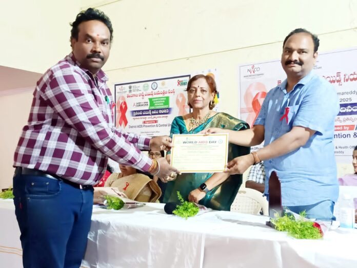 వరల్డ్ ఎయిడ్స్ డే సందర్భంగా ఉత్తమ రక్తదాత పురస్కారాన్ని అందుకున్న డాక్టర్ బాలు