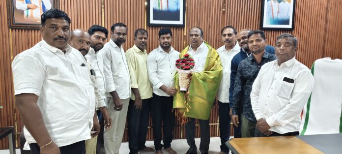 ముని పెళ్లి గ్రామ సర్పంచ్ ఏకగ్రీవం.. శుభాకాంక్షలు తెలిపిన ఎమ్మెల్యే