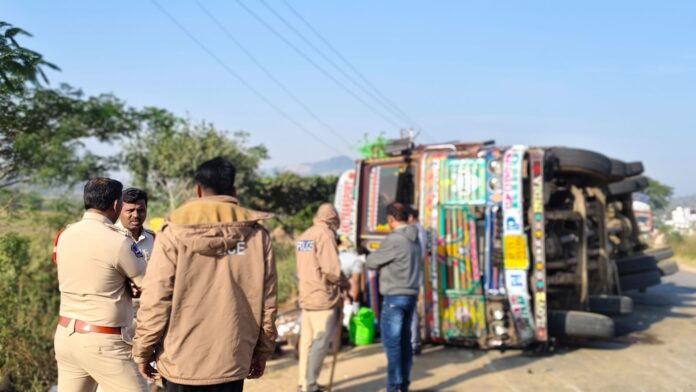 పోలీస్ వాహనాన్ని ఢీ కొట్టిన లారీ