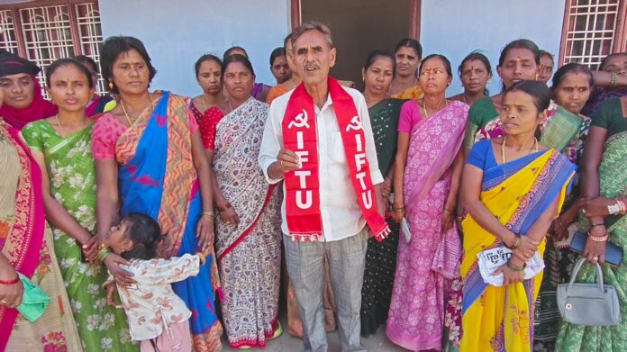 సమస్యలు పరిష్కరించాలని మడ్రన్ బీడీ కంపెనీ ముందు ధర్నా