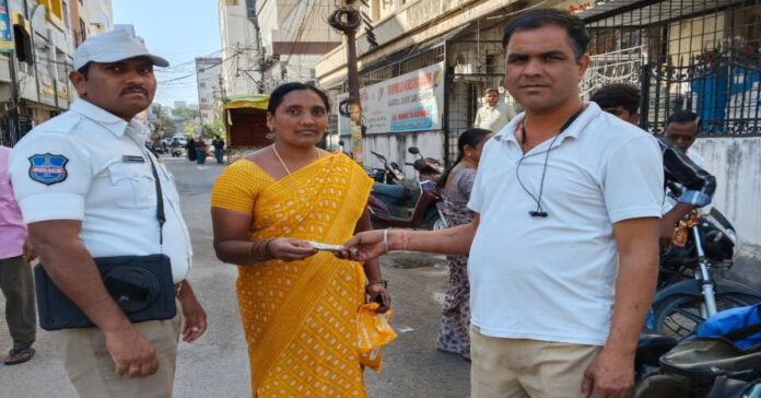 నిజాయితీ చాటుకున్న ట్రాఫిక్ సిబ్బంది