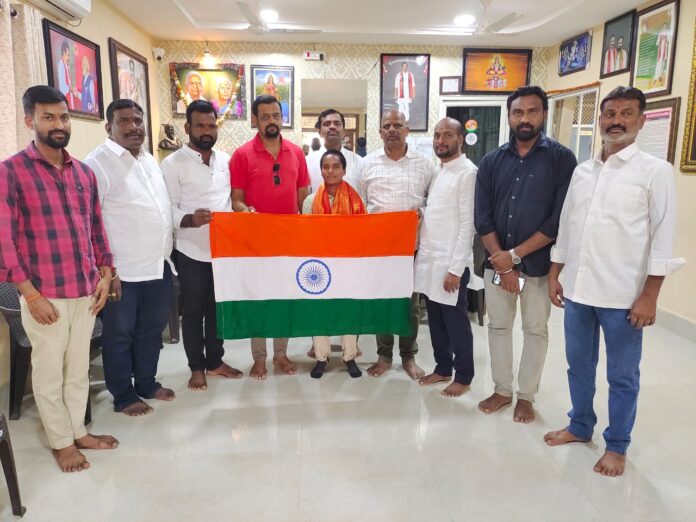 పర్వతాధిరోహణ చేసేందుకు బానోతు వెన్నెలకు ఆర్థిక సాయం అందించిన ఎమ్మెల్యే