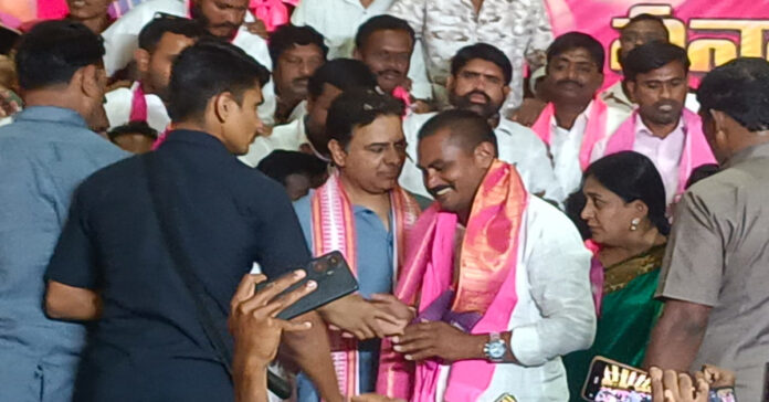 నైనాల గ్రామ ఉపసర్పంచ్ ఉపేందర్ కు కేటీఆర్ తో సన్మానం