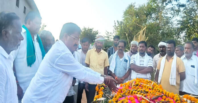 అంజా గౌడ్ అంత్యక్రియలో హనుమంత్ షిండే