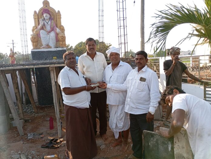 కాంట్రాక్టర్ శివబాలాజీ సేవాలాల్ మహారాజ్ మందిరానికి 59వేల ఆర్థిక సహాయం