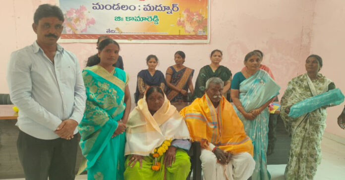 పదవి విరమణ పొందిన పారిశుద్ధ్య దంపతులకు సర్పంచ్ సన్మానం