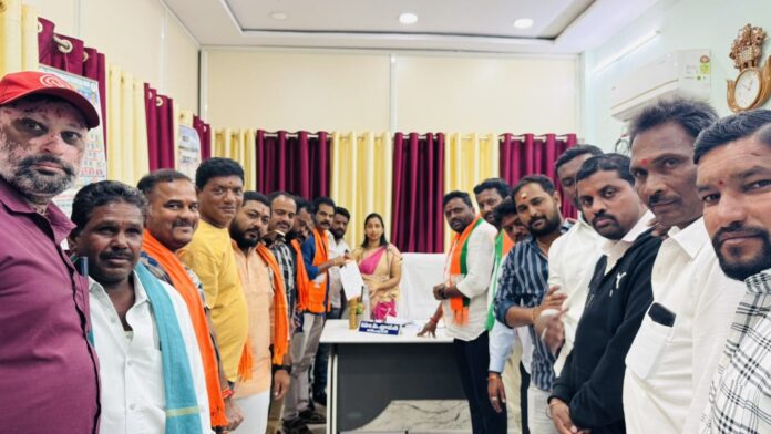 రాబోయే మున్సిపల్ ఎన్నికలపై మున్సిపల్ కమిషనర్ కు వినతి పత్రం