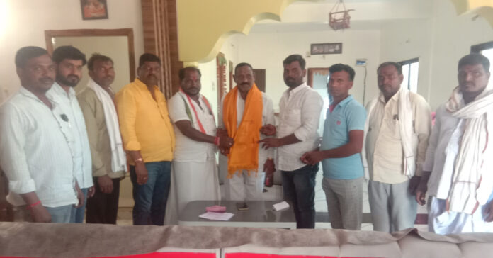 మీ సేవను వృధా కానివ్వం ఈరన్నకు జై కొడుతున్న జనాలు