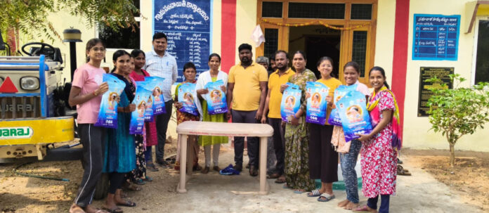 బసిరెడ్డిపల్లిలో ఇందిరమ్మ చీరెలు పంపిణీ