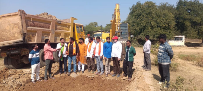 రోడ్డు విస్తరణ పనుల పరిశీలన