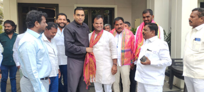 ఎంపీని కలిసిన జనగామ నియోజకవర్గం కాంగ్రెస్ సర్పంచులు