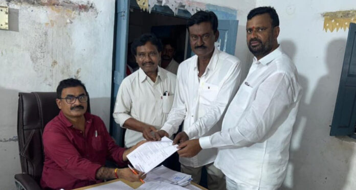 Jonnalagadda Srinivas Reddy files nomination as Yadgar Palli Sarpanch candidate