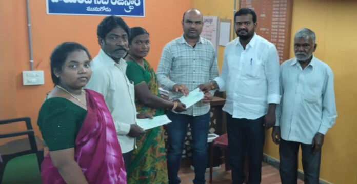 కల్యాణ లక్ష్మి చెక్కులు అందజేత