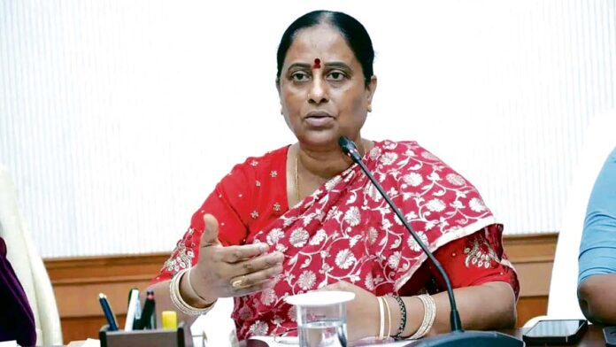 మంత్రి కొండా సురేఖపై నాన్ బెయిలబుల్ వారెంట్