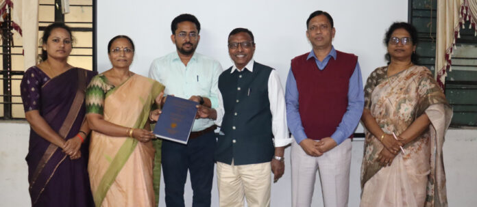 ఆంగ్ల విభాగంలో కుమ్మరి కృష్ణ ప్రసాద్ కు డాక్టరేట్ ప్రధానం