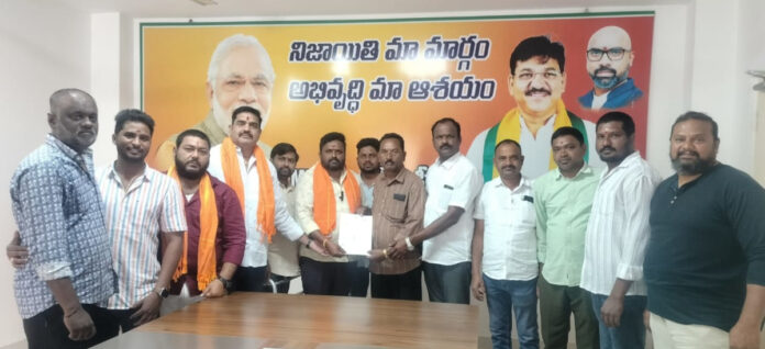 ఎమ్మెల్యే క్యాంపు కార్యాలయంలో ఎల్ఓసి అందజేత