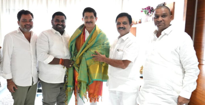 Leaders meet government advisor