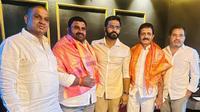 బల్మూర్ వెంకట్ ను కలిసిన నాయకులు