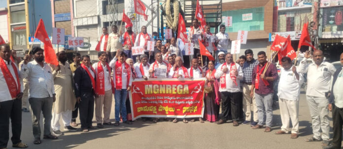 Left parties protest against the amendment to the Employment Guarantee Act