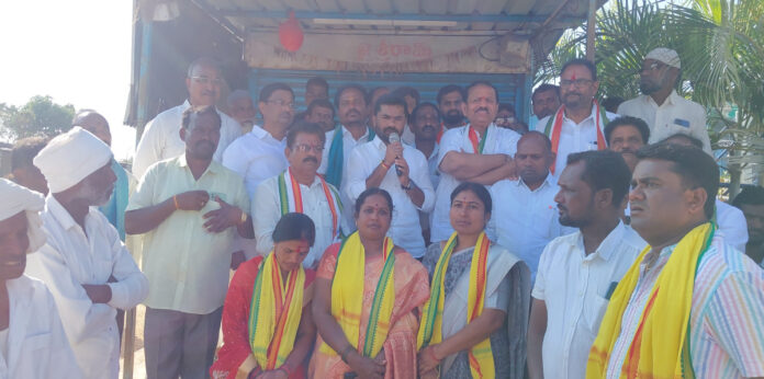 అధికార పార్టీ అభ్యర్థులకు ఓటేద్దాం.. గ్రామాలను అభివృద్ధి చేసుకుందాం: ఎమ్మెల్యే బొజ్జు పటేల్